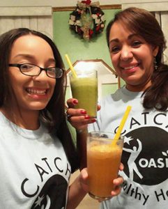 Annabell Faveron & Gabby drinking smoothies